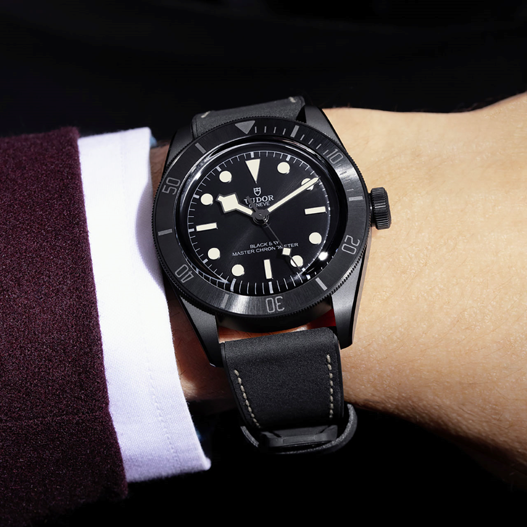 TUDOR Black Bay 自動巻き腕時計 チューダーのアイコンモデル、ブラックベイ ウォッチを見る
