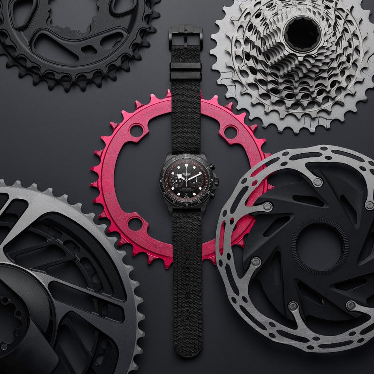|ペラゴス FXD クロノ “サイクリング”|43mm||ブラックカーボンコンポジット製ケース||機械式自動巻ムーブメント|5年間保証||100m防水|約70時間パワーリザーブ|