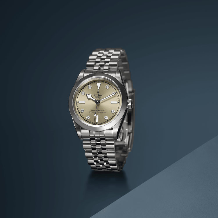 日の当たり方で違う色味に見えるのも魅力色々な所へ連れて行きたくなる一本。